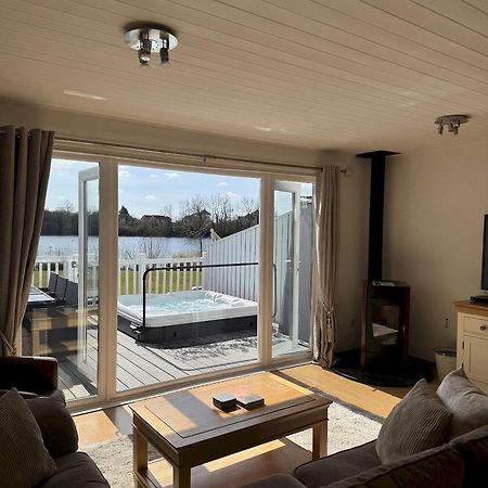 Medway Hot Tub Lodge South Cerney Ngoại thất bức ảnh
