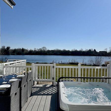 Medway Hot Tub Lodge South Cerney Ngoại thất bức ảnh