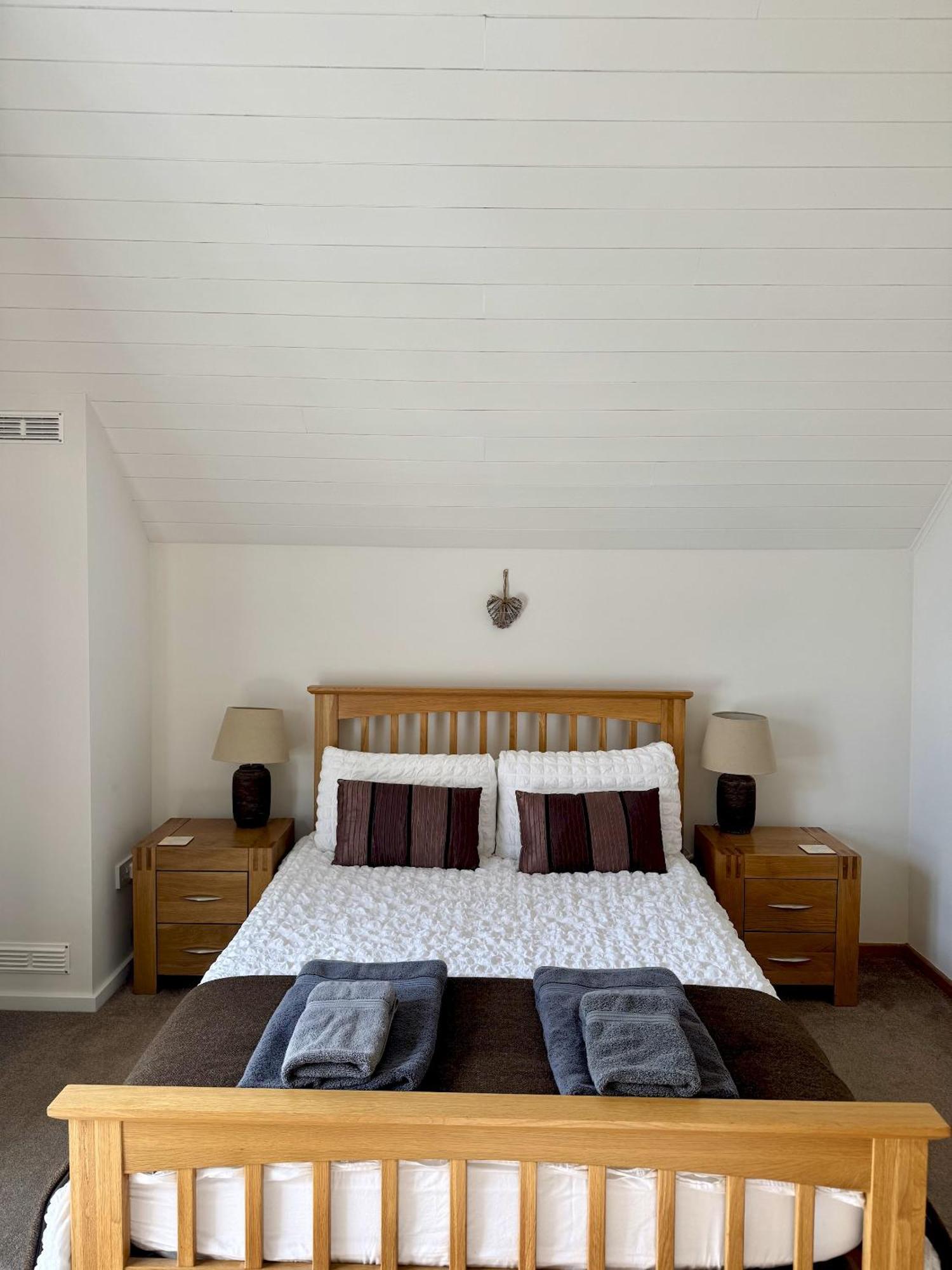 Medway Hot Tub Lodge South Cerney Ngoại thất bức ảnh