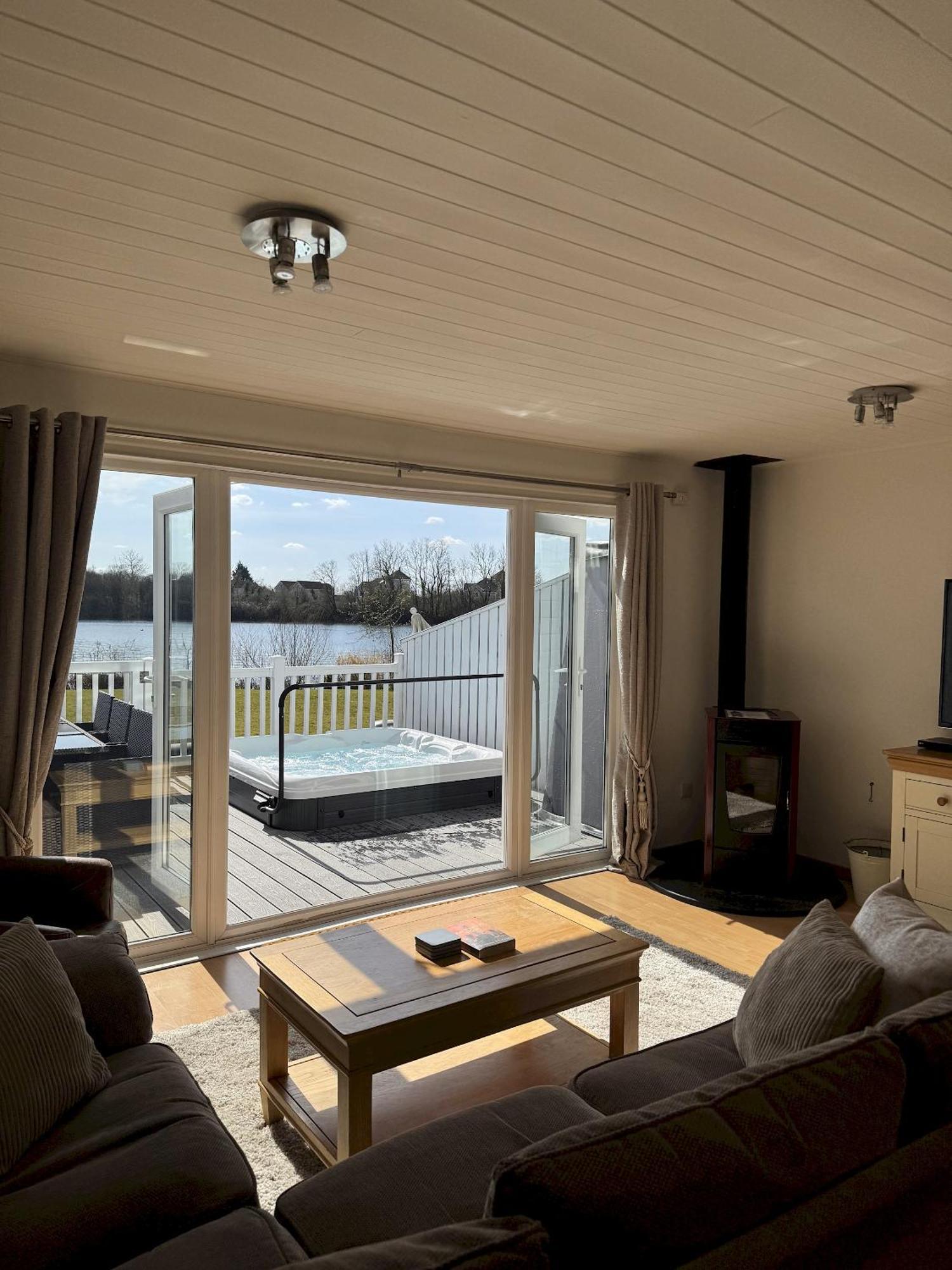 Medway Hot Tub Lodge South Cerney Ngoại thất bức ảnh
