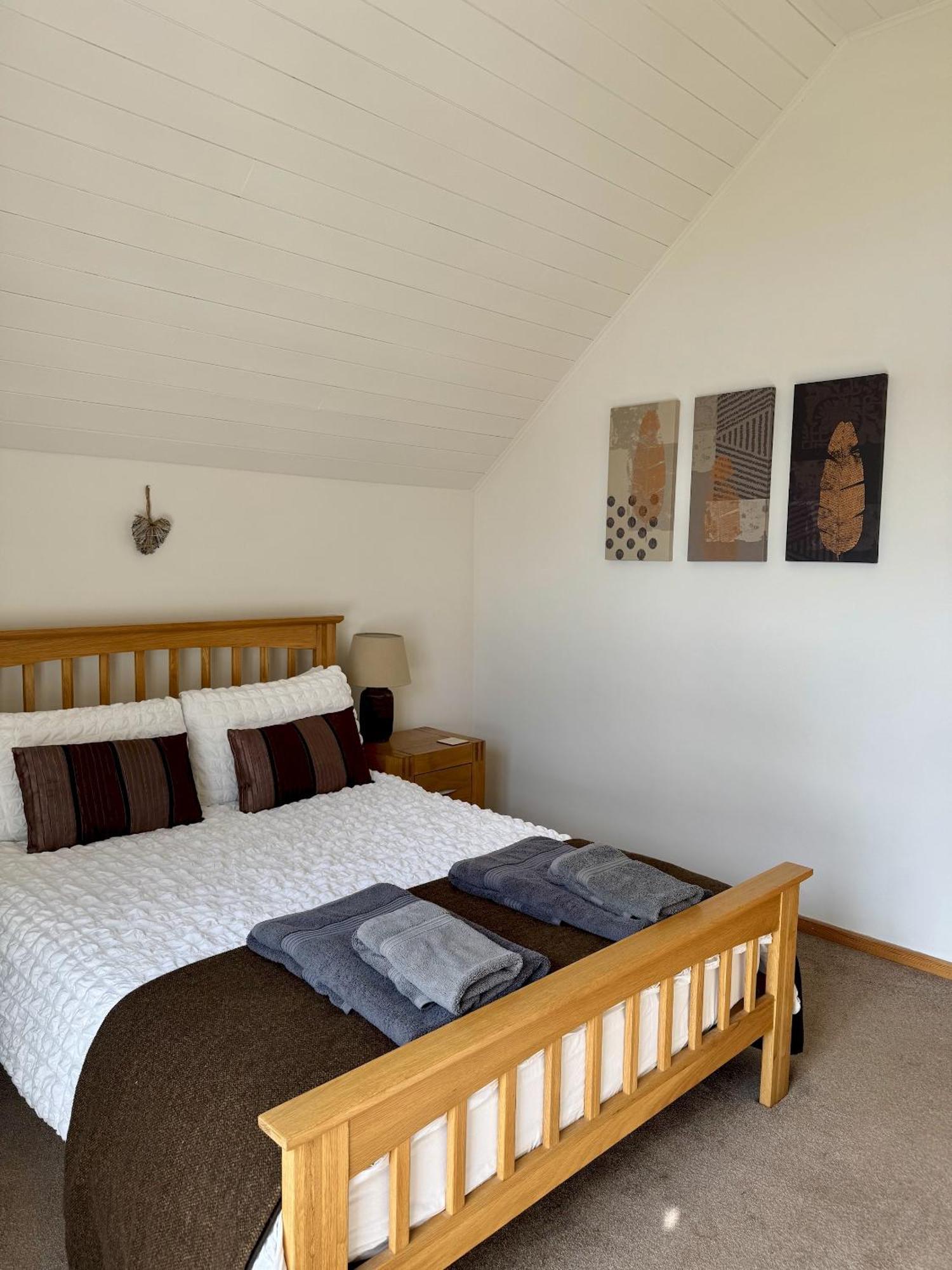 Medway Hot Tub Lodge South Cerney Ngoại thất bức ảnh