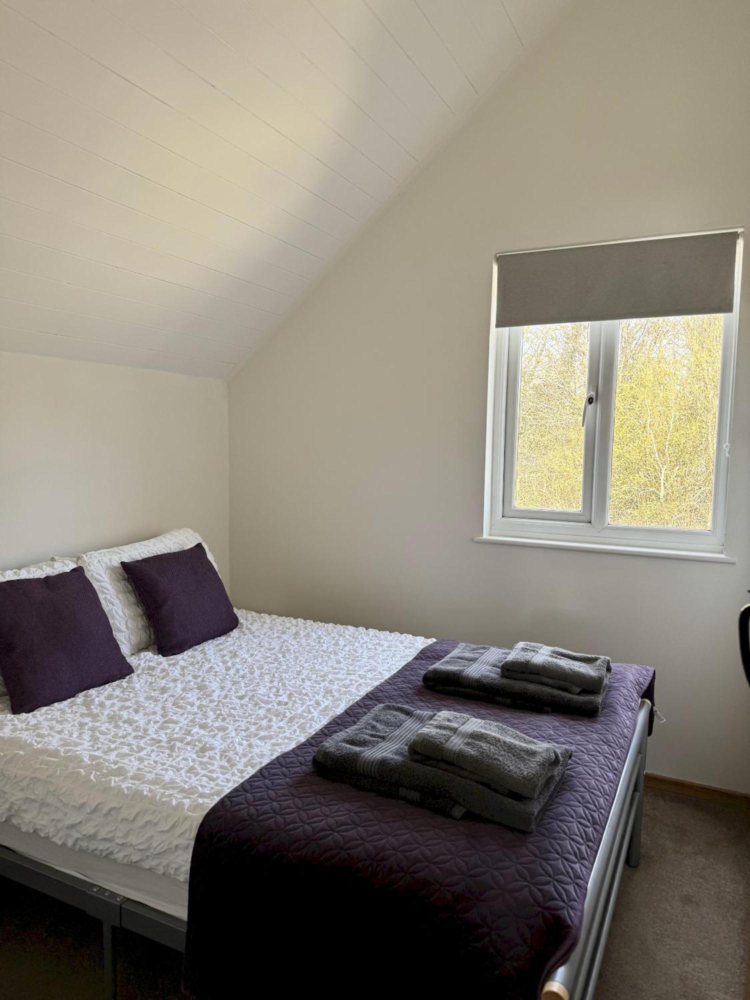Medway Hot Tub Lodge South Cerney Ngoại thất bức ảnh