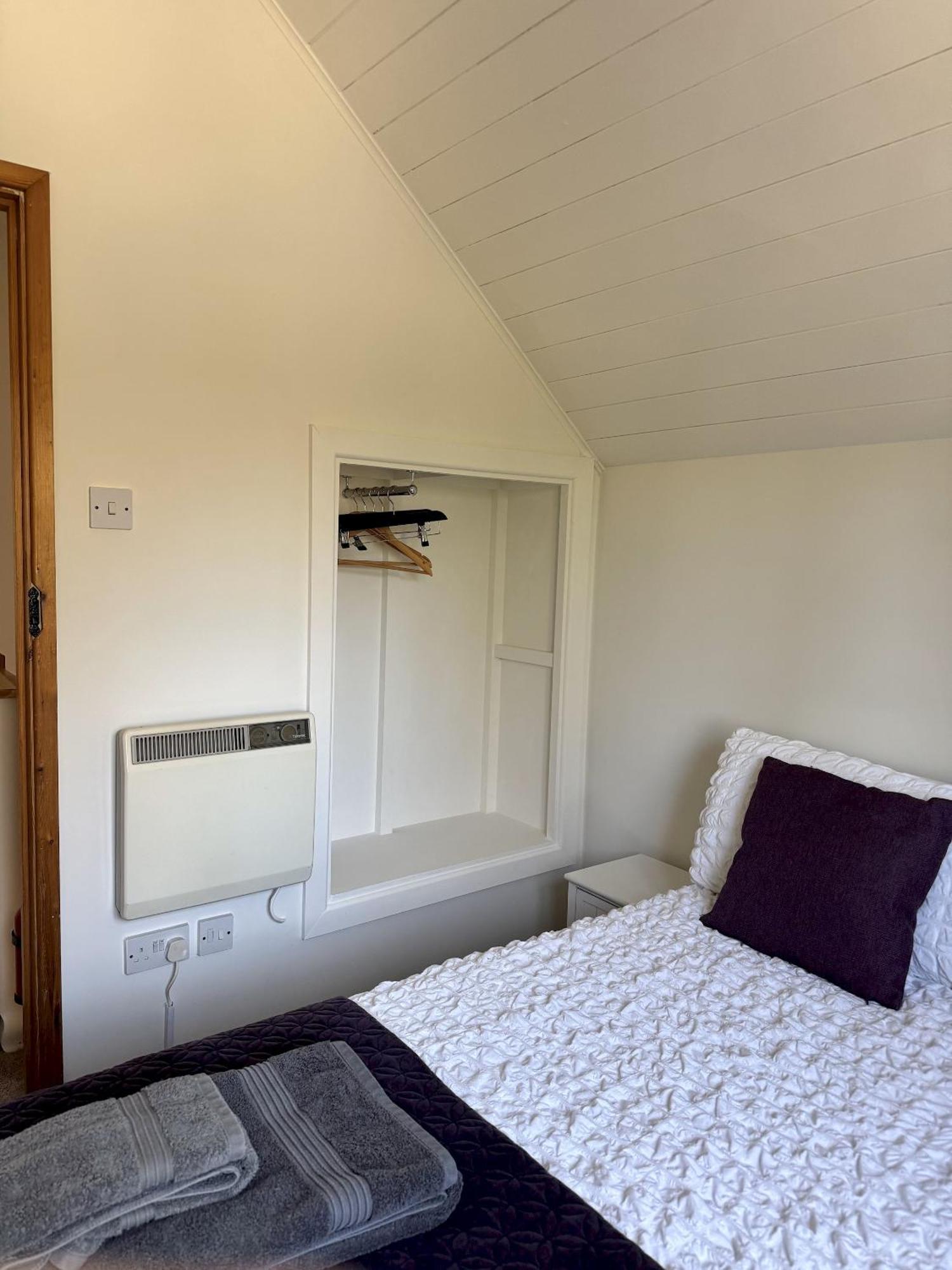 Medway Hot Tub Lodge South Cerney Ngoại thất bức ảnh