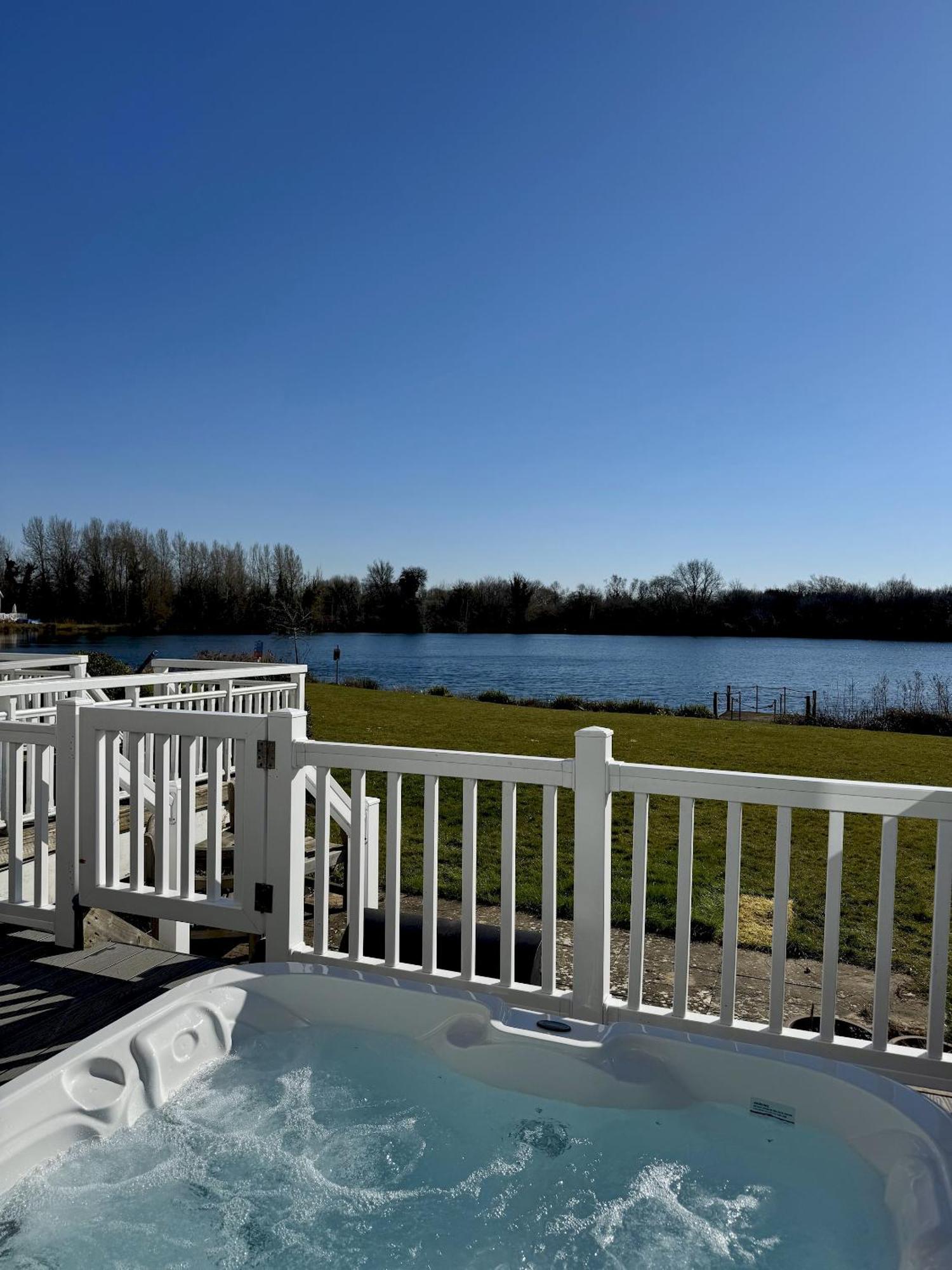 Medway Hot Tub Lodge South Cerney Ngoại thất bức ảnh