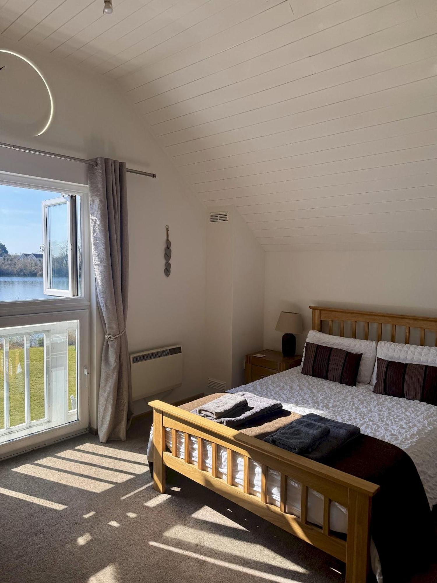 Medway Hot Tub Lodge South Cerney Ngoại thất bức ảnh