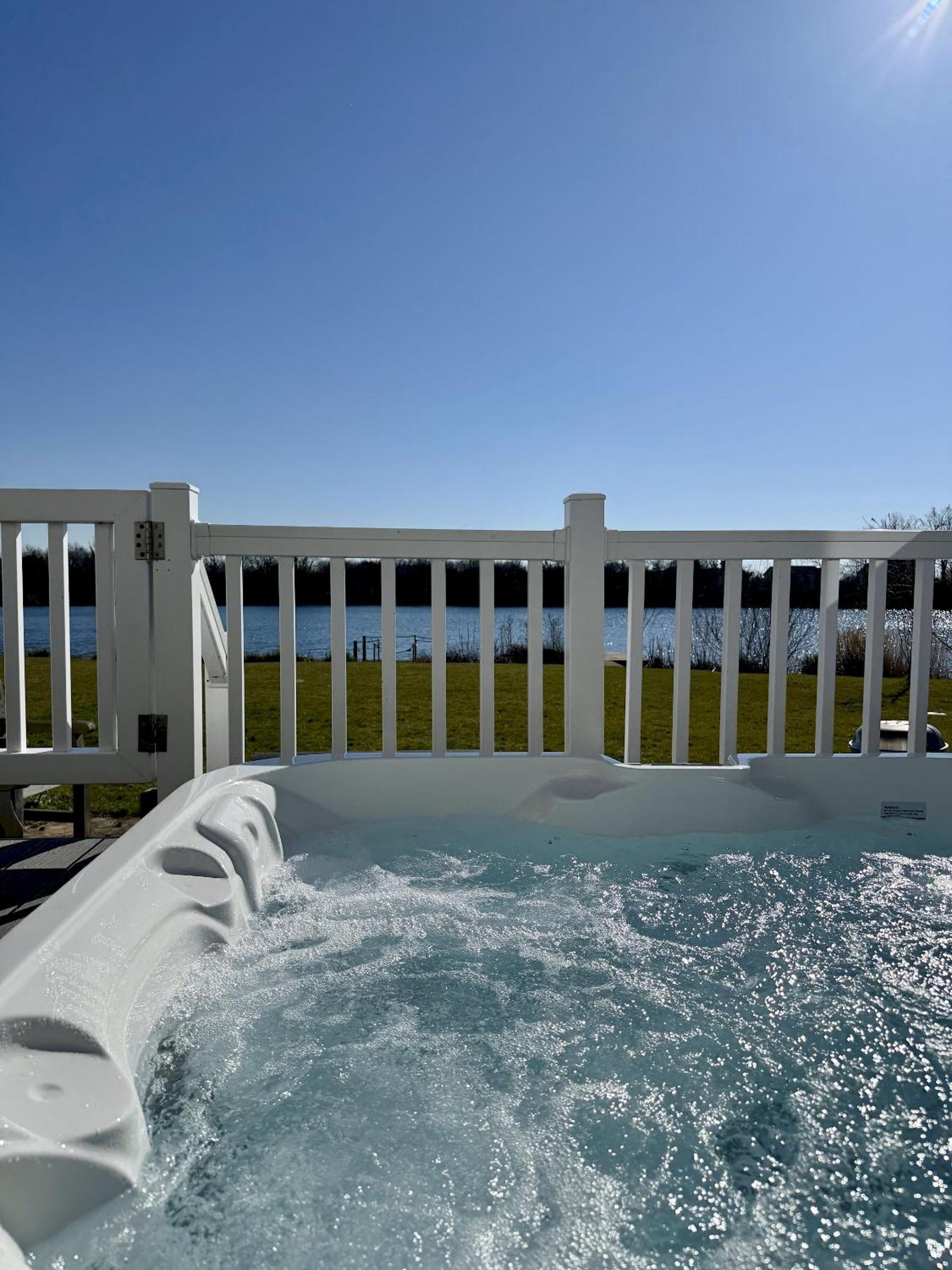 Medway Hot Tub Lodge South Cerney Ngoại thất bức ảnh