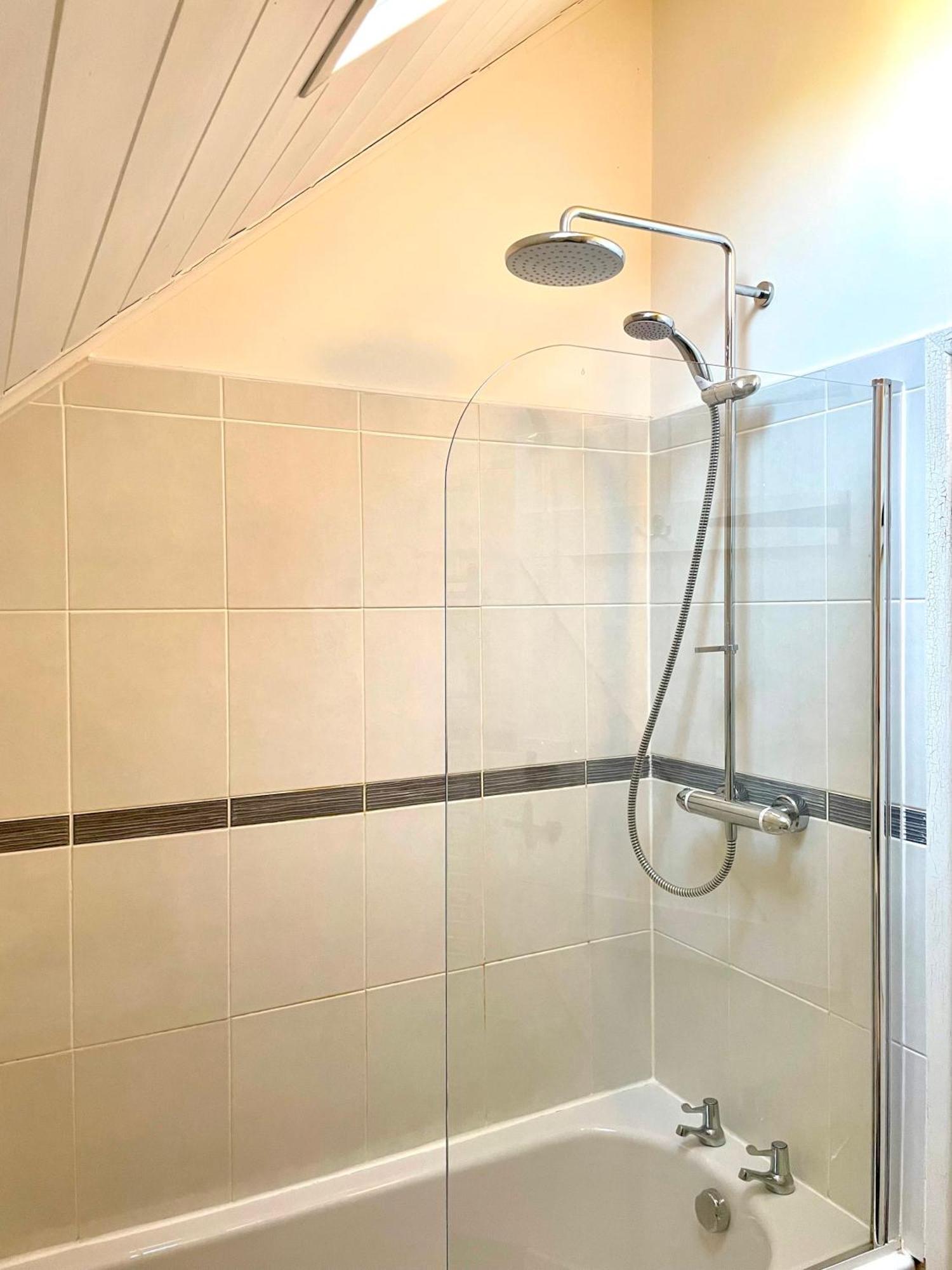 Medway Hot Tub Lodge South Cerney Ngoại thất bức ảnh