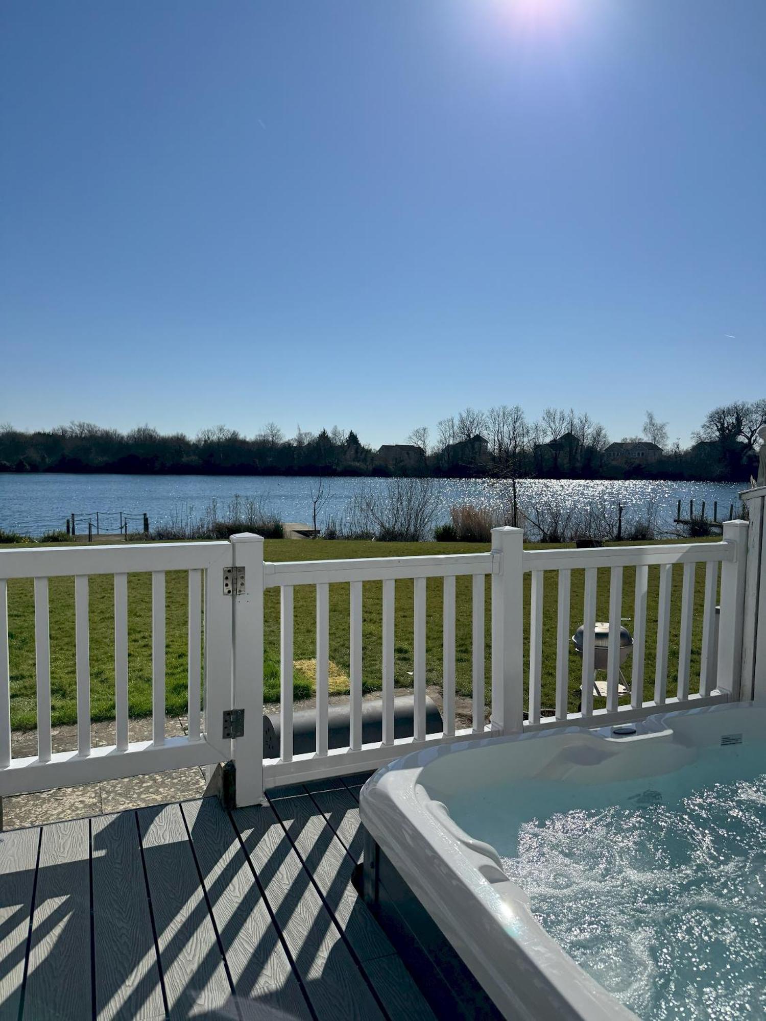 Medway Hot Tub Lodge South Cerney Ngoại thất bức ảnh