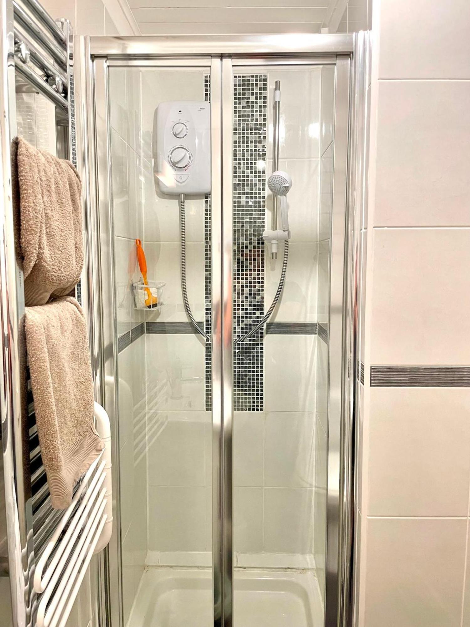 Medway Hot Tub Lodge South Cerney Ngoại thất bức ảnh