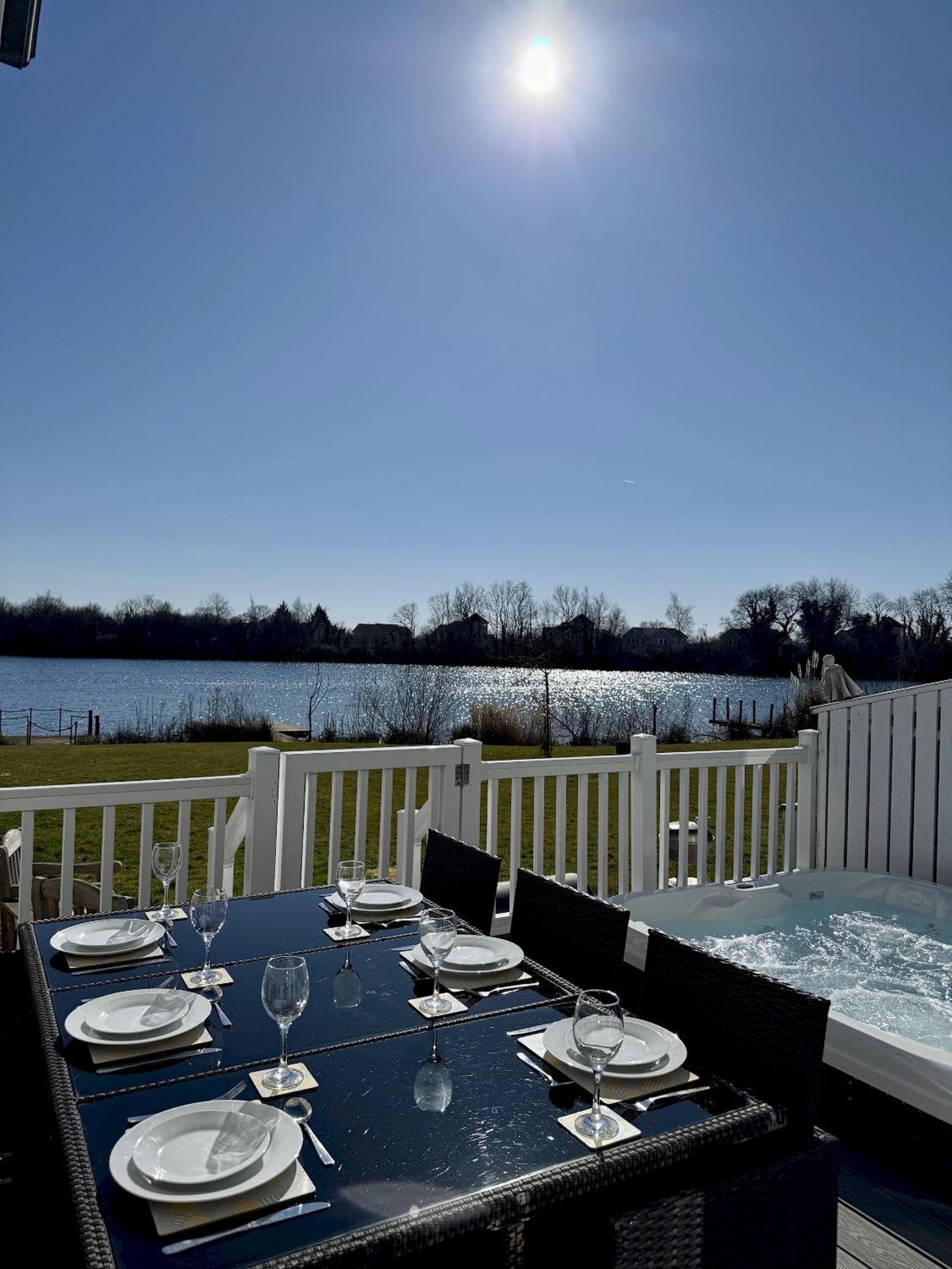 Medway Hot Tub Lodge South Cerney Ngoại thất bức ảnh
