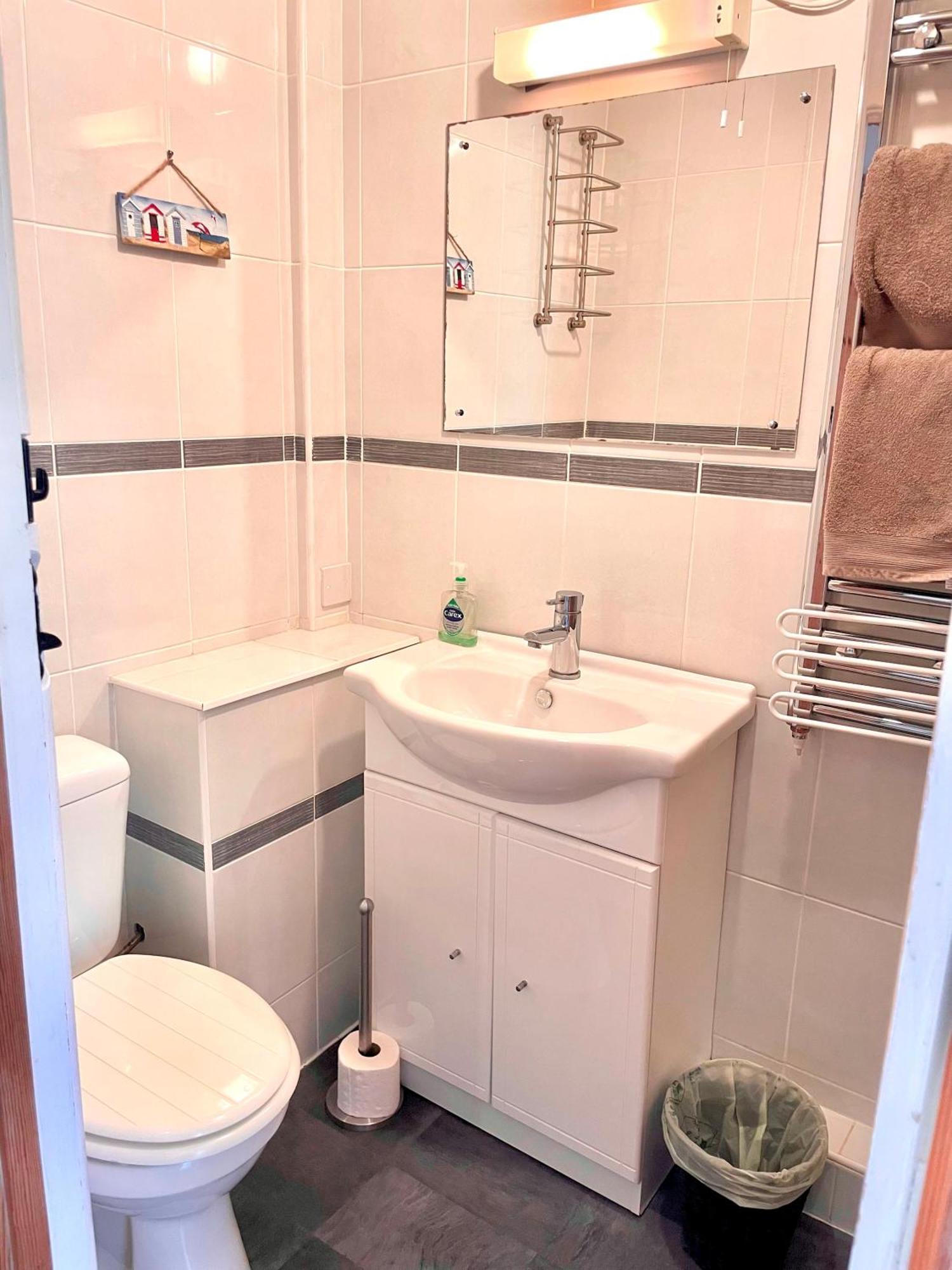 Medway Hot Tub Lodge South Cerney Ngoại thất bức ảnh