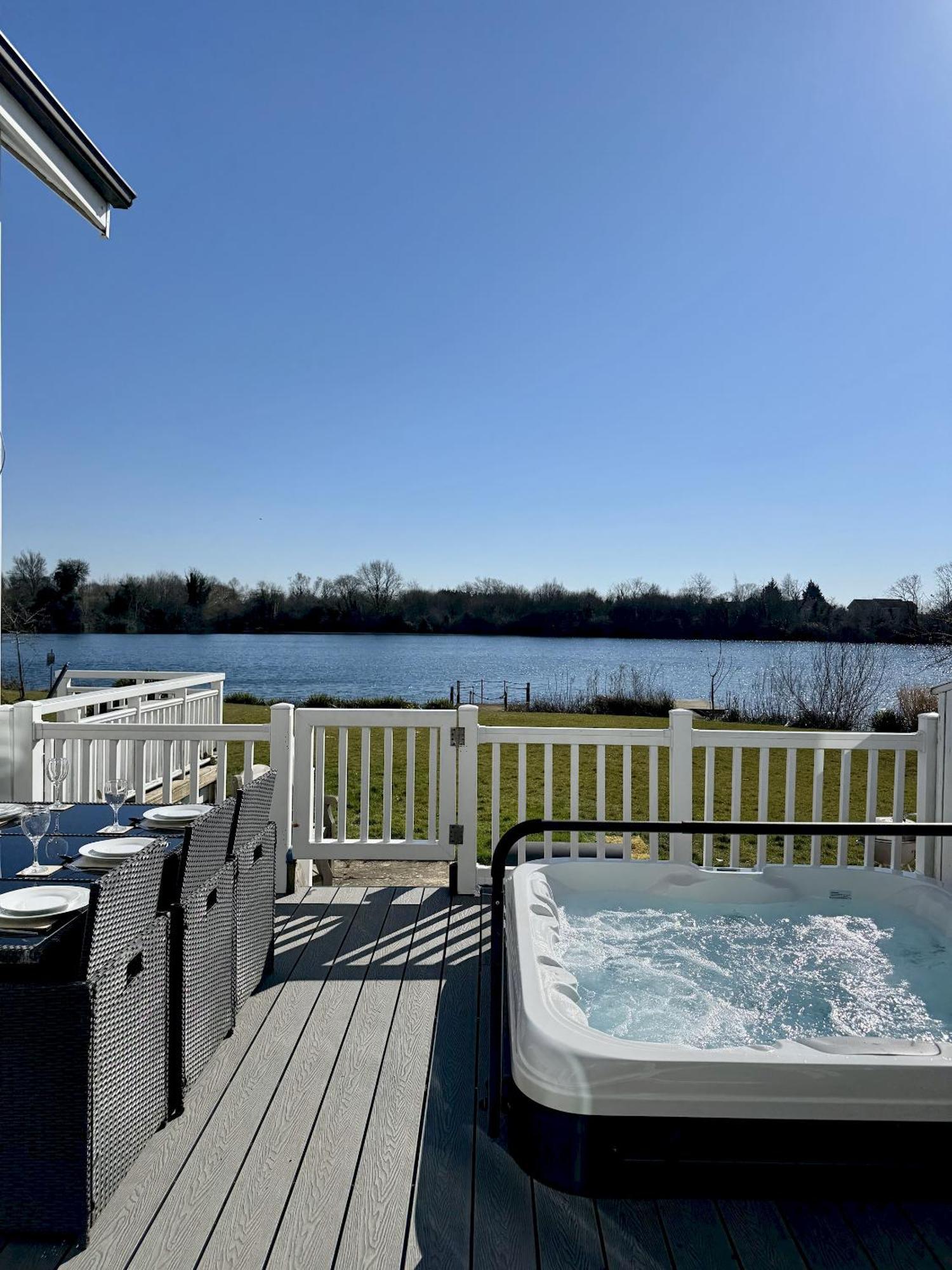 Medway Hot Tub Lodge South Cerney Ngoại thất bức ảnh